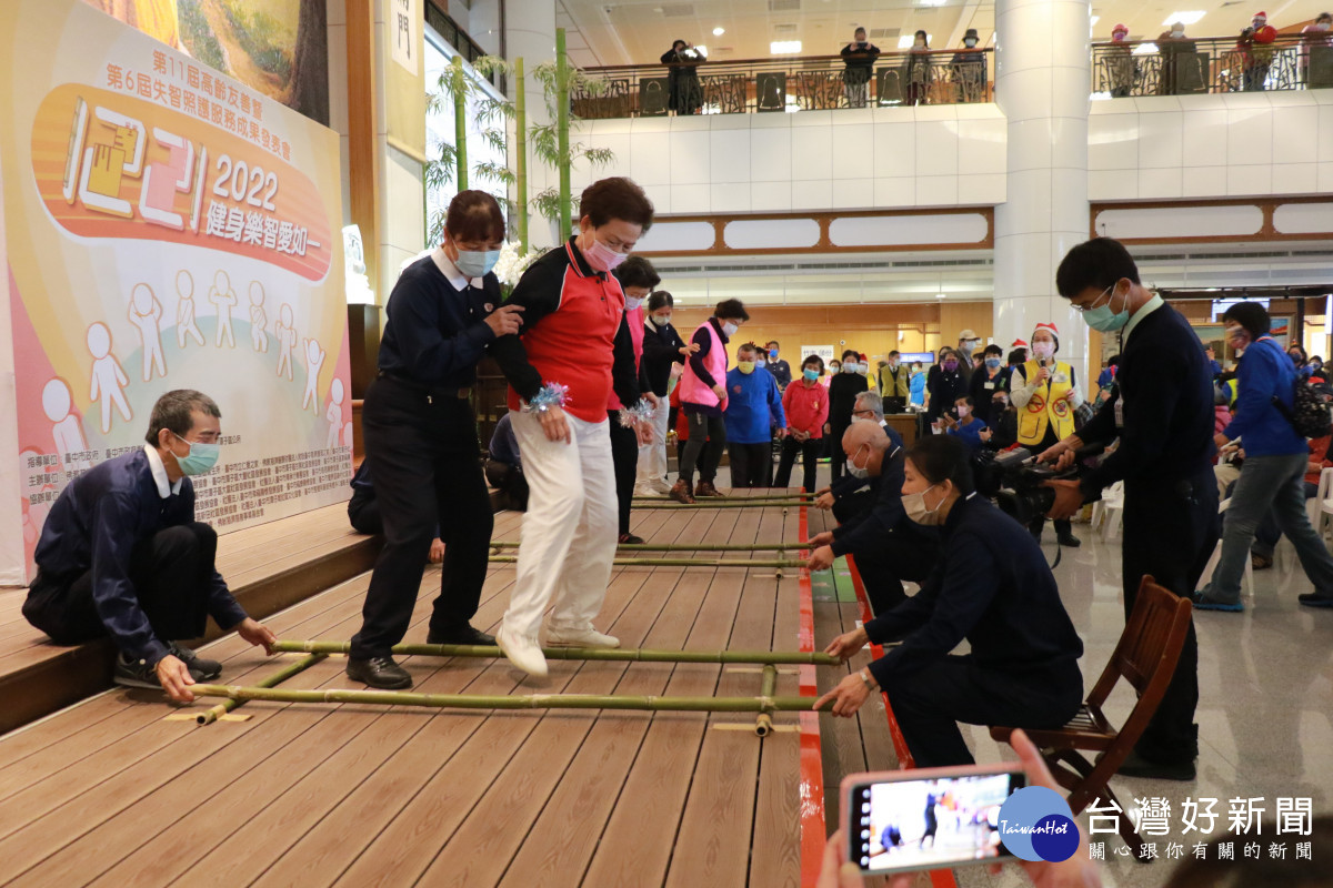 11位年逾80歲的長輩登臺跳竹竿舞，帶動熱鬧氣氛。