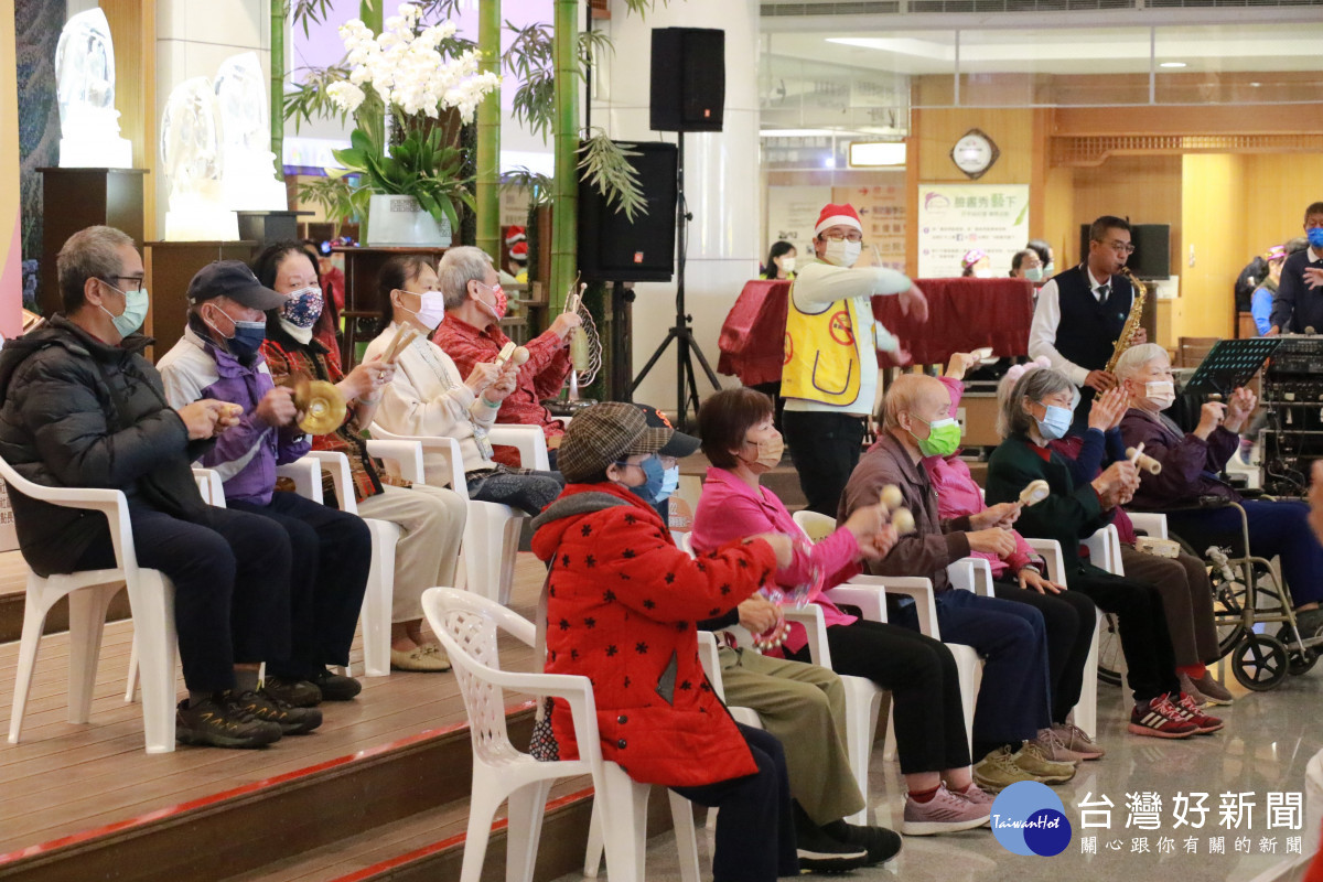 臺中慈濟醫院記憶保養班帶來表演，展現失智照護的成果。