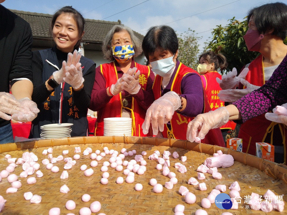 陪長輩搓湯圓。（華山基金會提供）