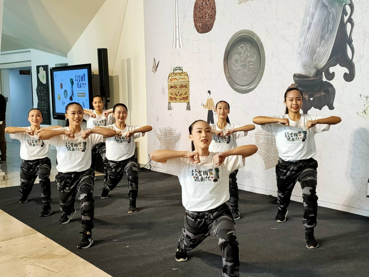 故宮國寶二度遊彰化在彰化縣立美術館開展，開展表演由「彰化藝術高中」演出精彩舞蹈。圖／記者鄧富珍攝