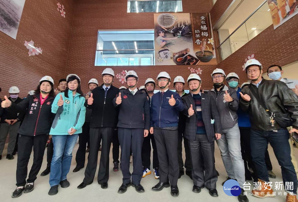 2至4樓採挑空設計,串聯各樓層辦公空間,創造視覺通透性,也兼具通風、採光等功能。