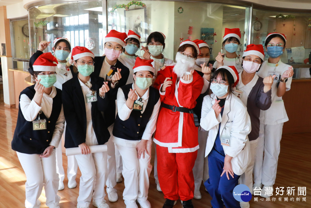 臺中慈濟醫院身心科病房護理師結合治療師，用心營照讓病房充滿濃濃耶誕氣息。