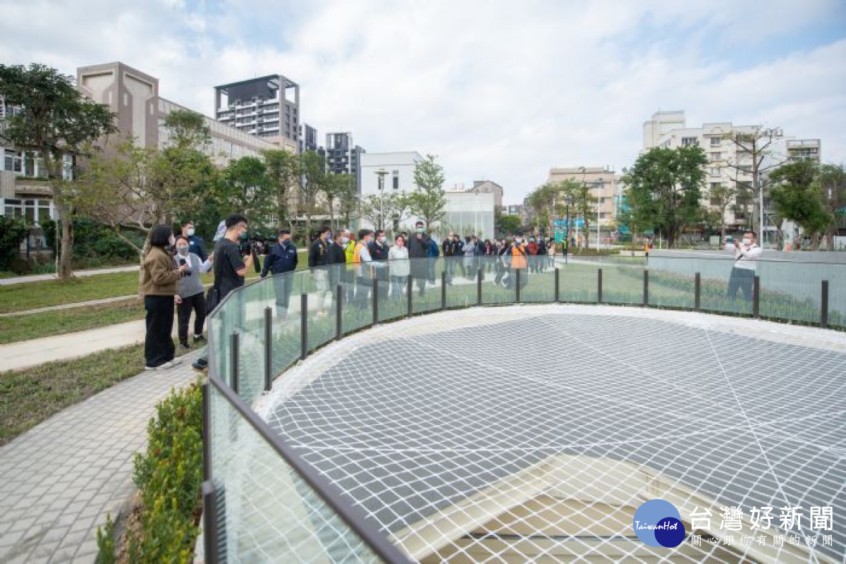 鄭市長等人視察重建後的文化公園停車場。