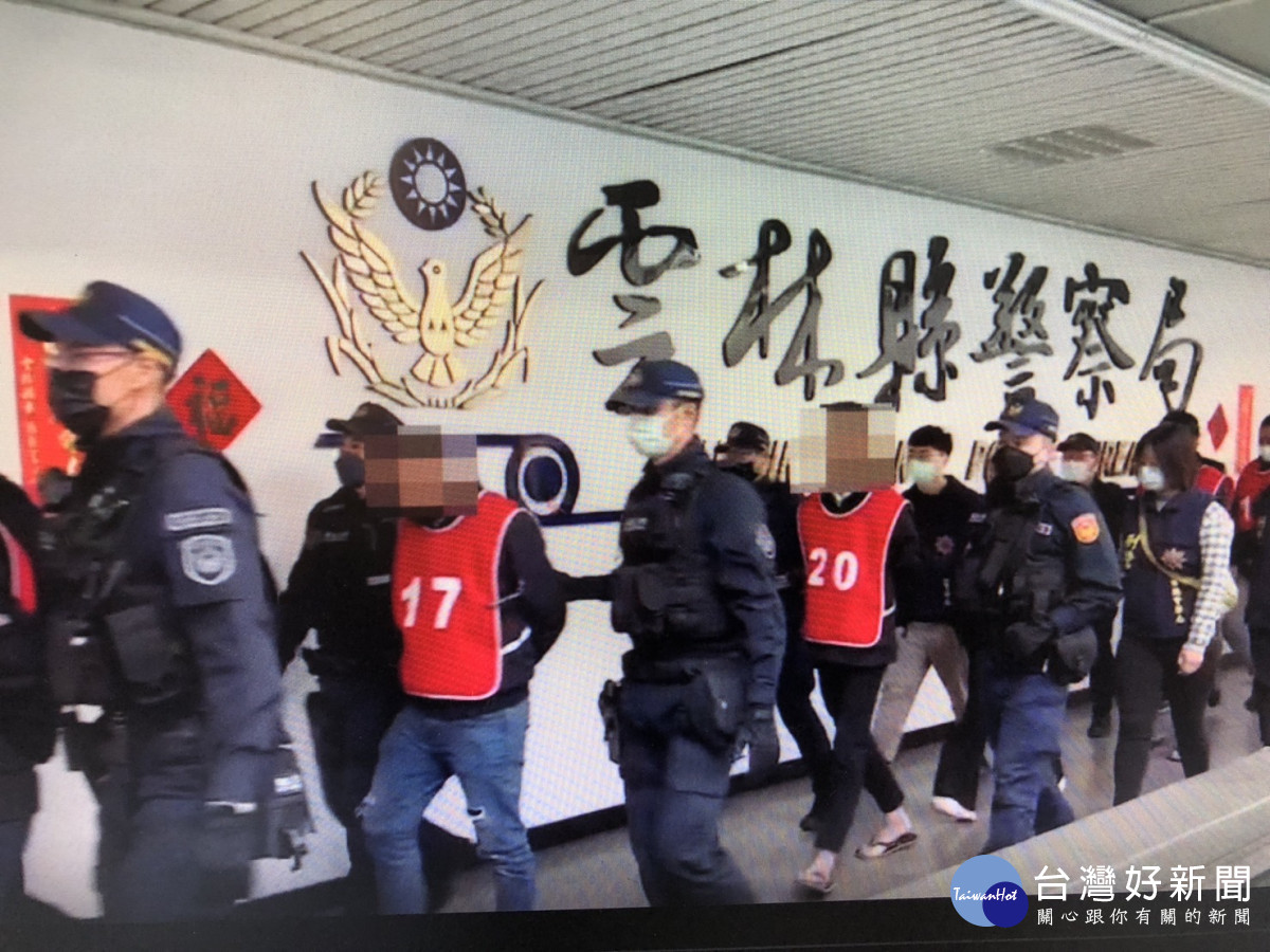 雲林縣警察局破獲百萬名車遭潑紅漆,砍殺無辜司機案,於111年12月13日檢肅該案陳姓犯嫌等人到案/李光揚翻攝