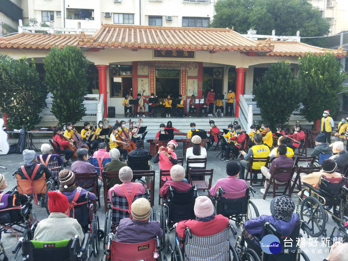 嘉義國中國樂班師生今(23)日前往嘉義博愛仁愛之家進行表演交流/陳致愷翻攝