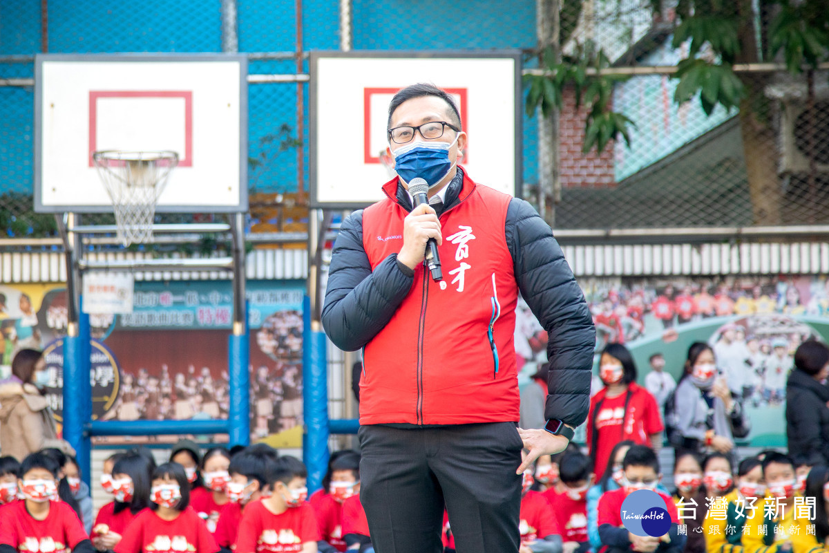 育才小學家長會榮譽會長徐嘉徽表示,參與世界展望會一日生命糧,引導孩童以實際行動關懷弱勢