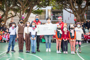 由台灣世界展望會邱思芸處長代表接受育才小學的師生與家長共同捐款22萬元