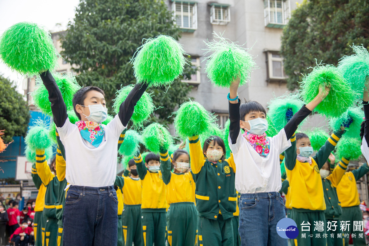 育才小學今天(23日)舉辦歲末聯歡暨才藝成果發表,孩童的精采表演呈現出樂學,感恩,傳愛與創新的精神