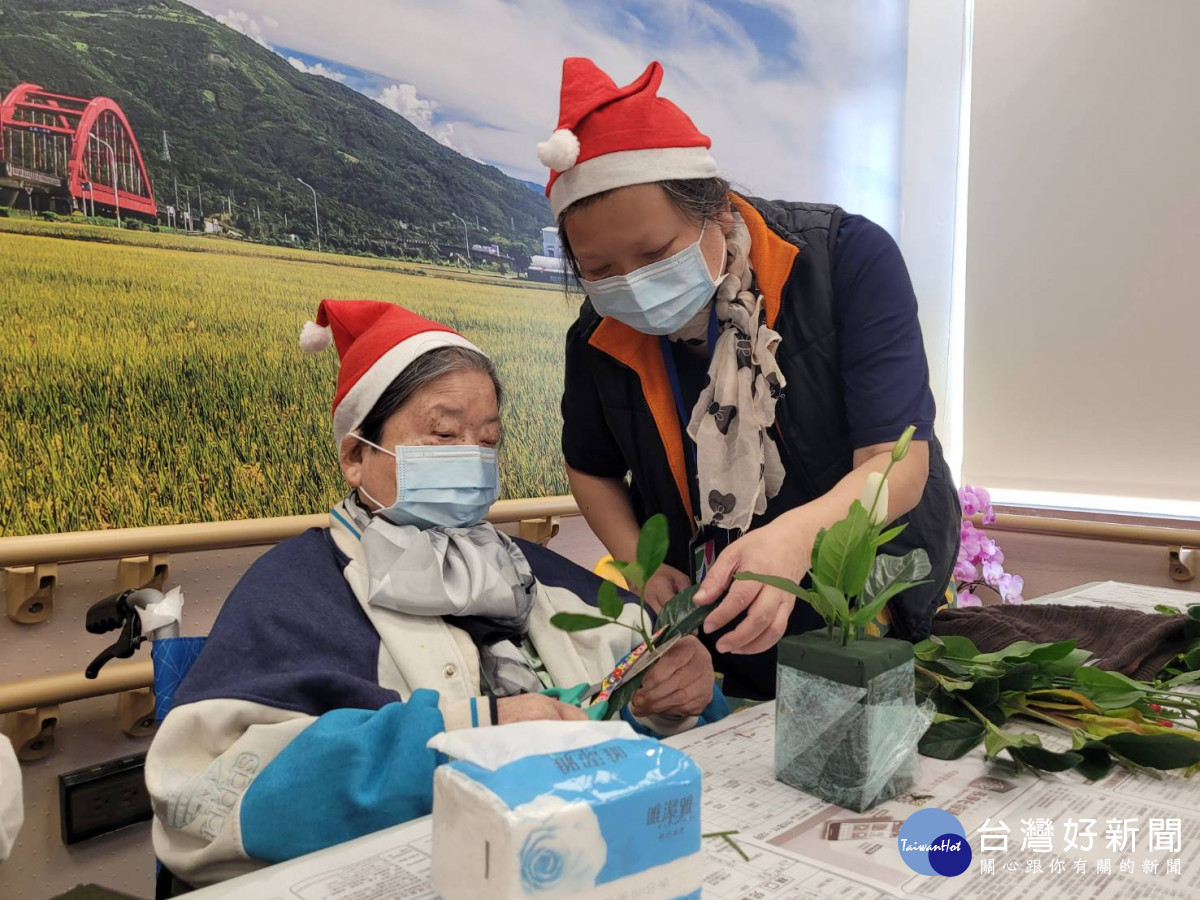 聖誕佳節來臨      林口長庚高齡病房醫護與病人及家屬同慶耶誕