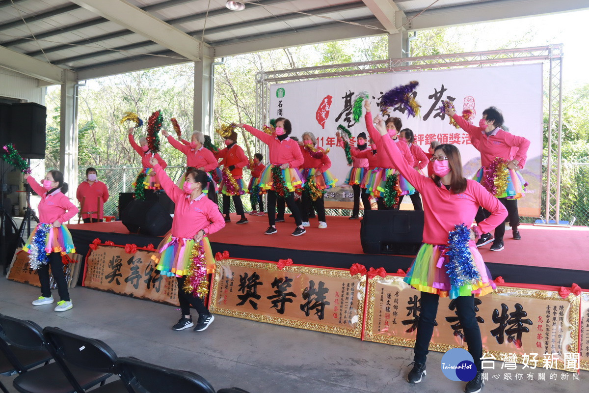 大庄社區號稱千歲團員表演。（記者扶小萍攝）