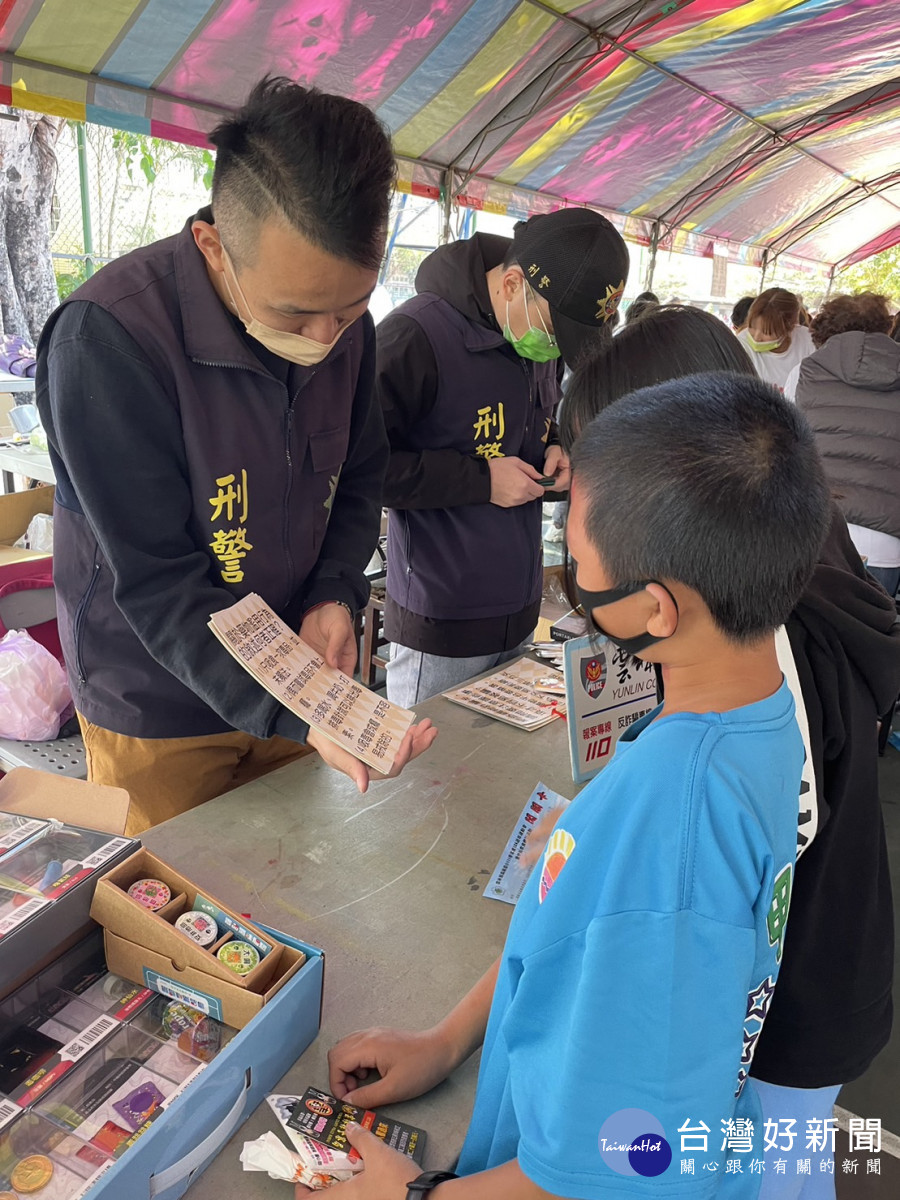 警察、志工準備琳瑯滿目的宣導品要與現場小朋友們共襄盛舉，現場以有獎徵答方式與師生同樂/北港警分局提供