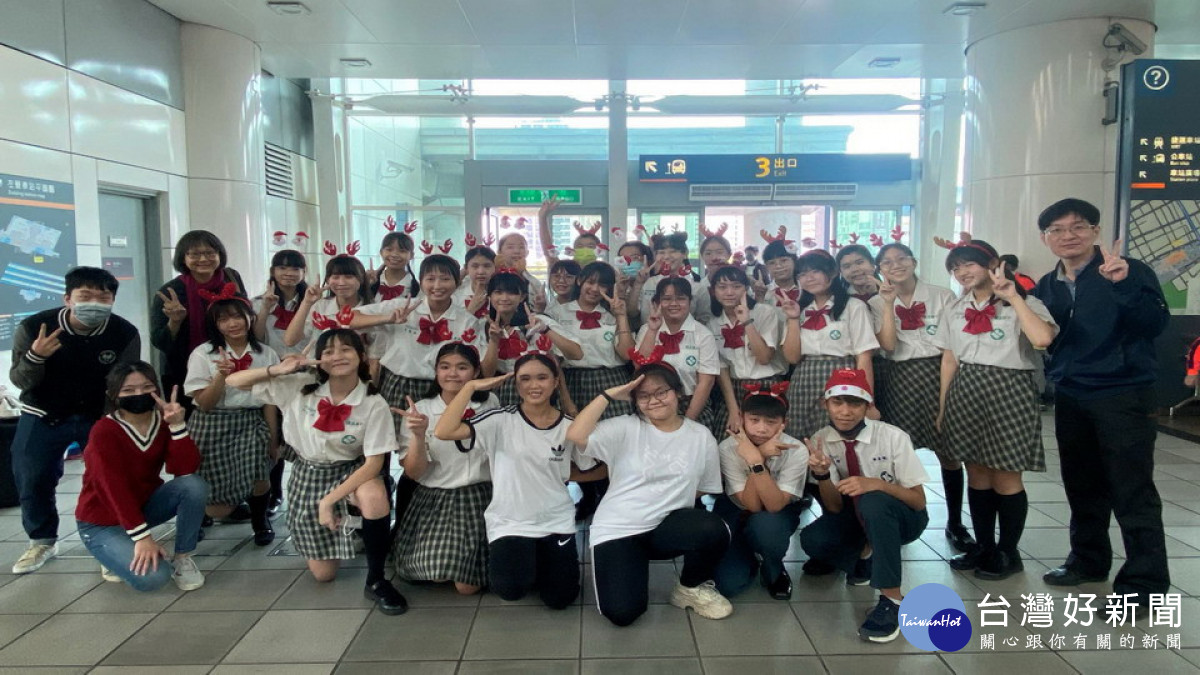 ▲高市「國昌國中合唱團」特別來到高鐵左營站快閃報佳音。（圖／記者 許高祥 翻攝）