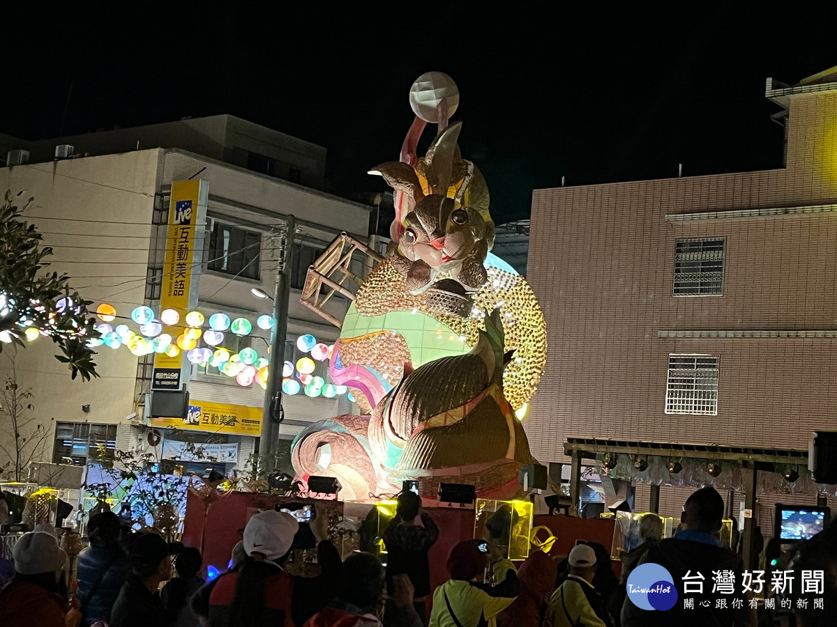 竹藝燈會試點燈福兔與大家共迎新年。（竹山公所提供）