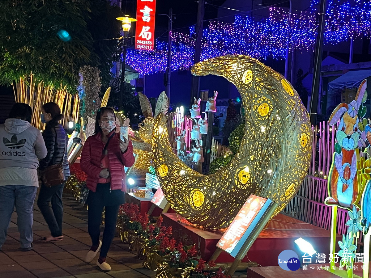 各式造型的竹藝燈讓竹山鎮夜晚的天空更璀璨。（竹山公所提供）