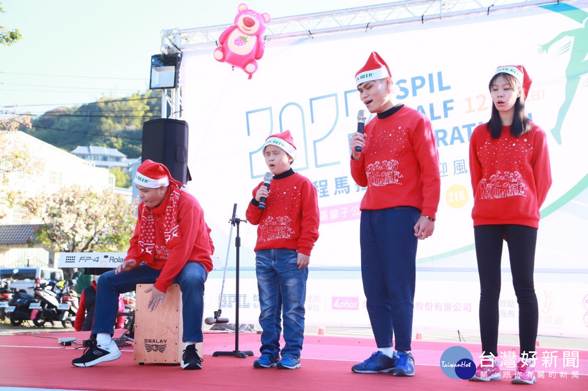 公益團體惠明盲校視障樂團表演聖誕歌曲。