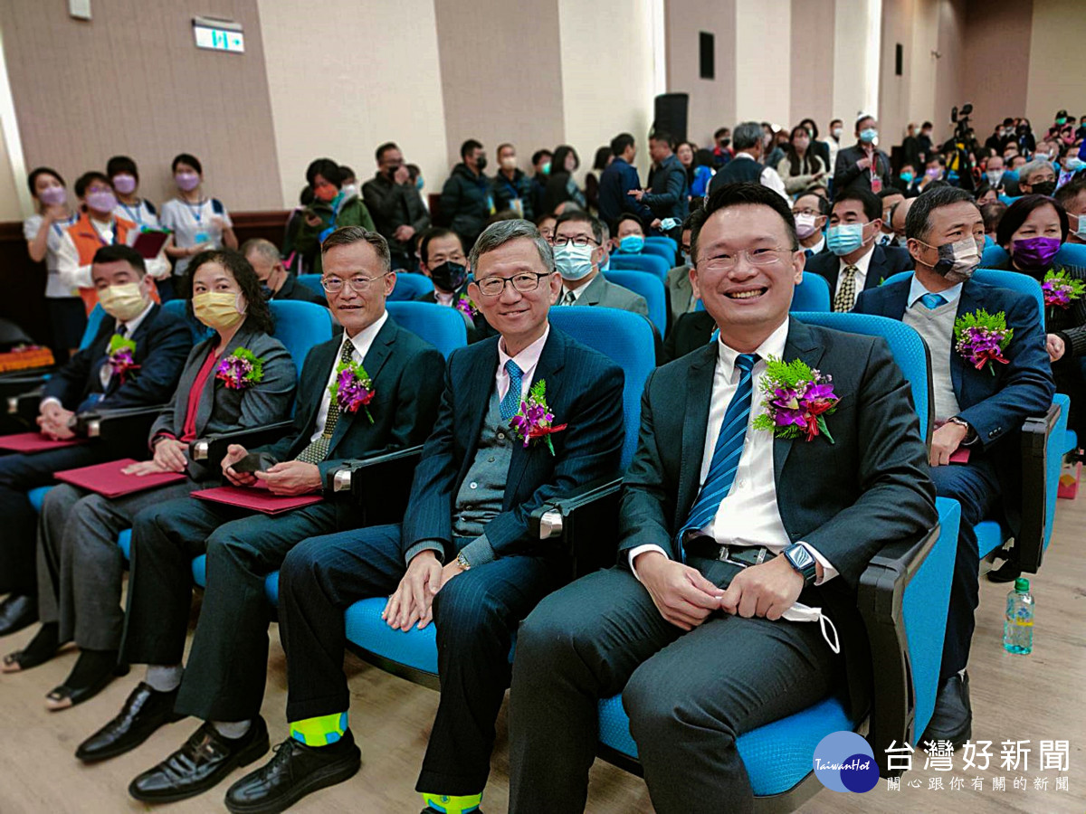 副市長蘇俊賓(右一）和官員
