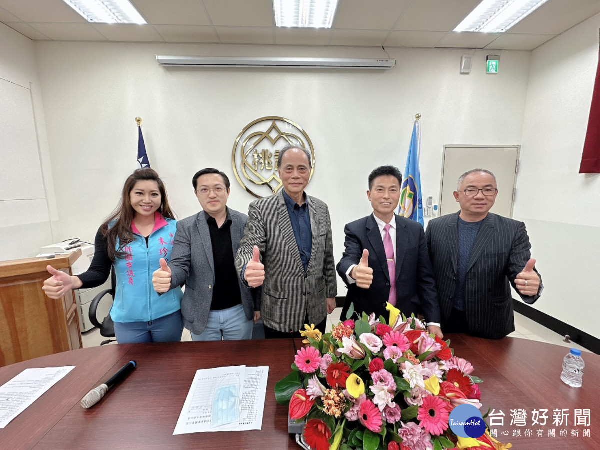 新任國民黨團總召梁為超(左二)副總召徐其萬(右二)、朱珍瑤(左一)、執行長徐玉樹(右一)與桃園市黨部代理主委黃敏恭(中)合影。照片∕國民黨團提供