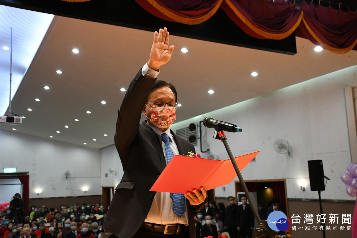 連任的林世賢市長宣誓就職彰化市第19任市長。圖/彰化市公所提供