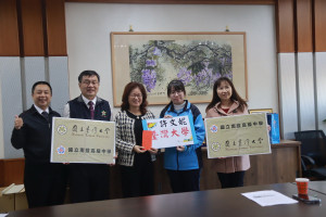 徐董事長（左三）贈獎助學金予許同學。（記者扶小萍攝）
