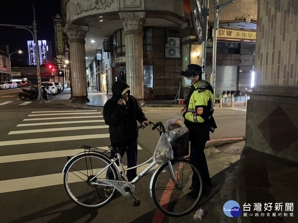 聖誕老翁騎單車迷失街頭，龜山警方及時救援。