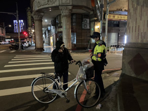 聖誕老翁騎單車迷失街頭，龜山警方及時救援。