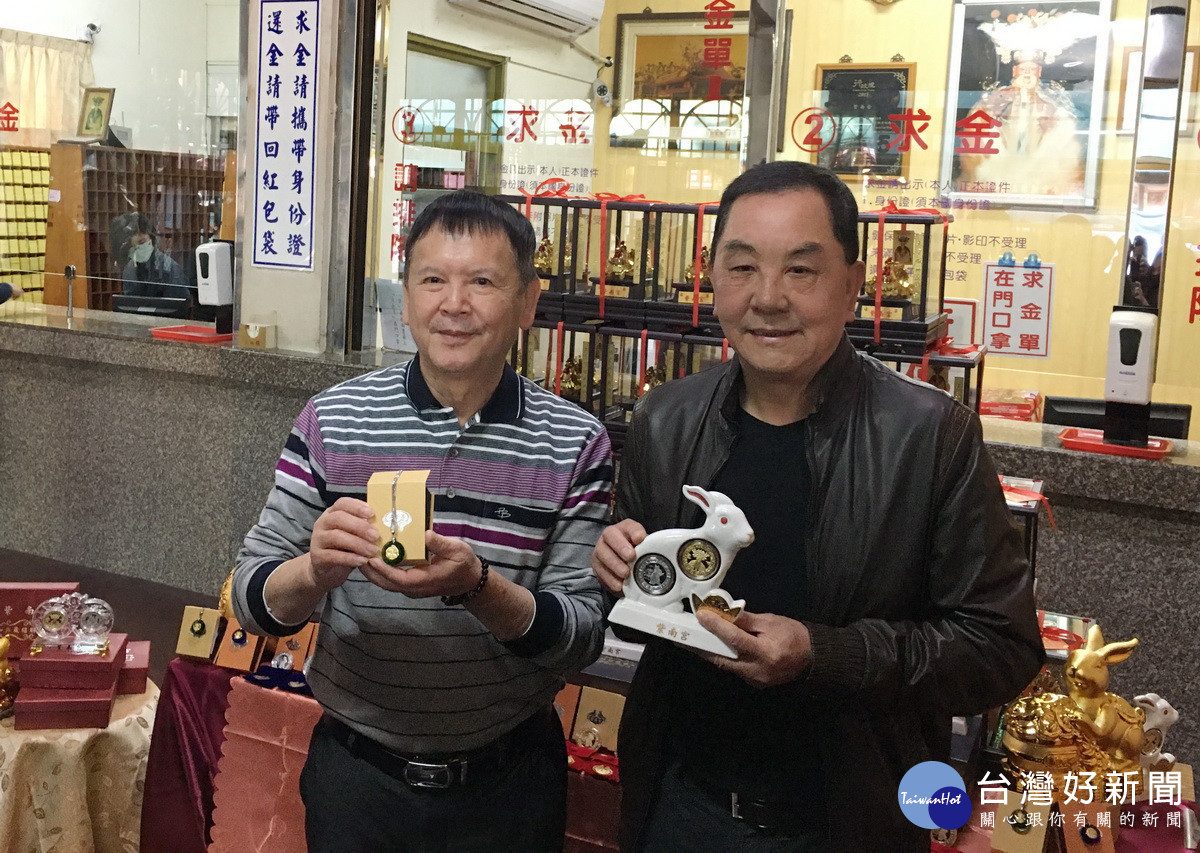 紫南宮主委莊秋安(右)與副主委莊志中展示兔年套幣造型與水晶項鍊。(記者扶小萍攝)