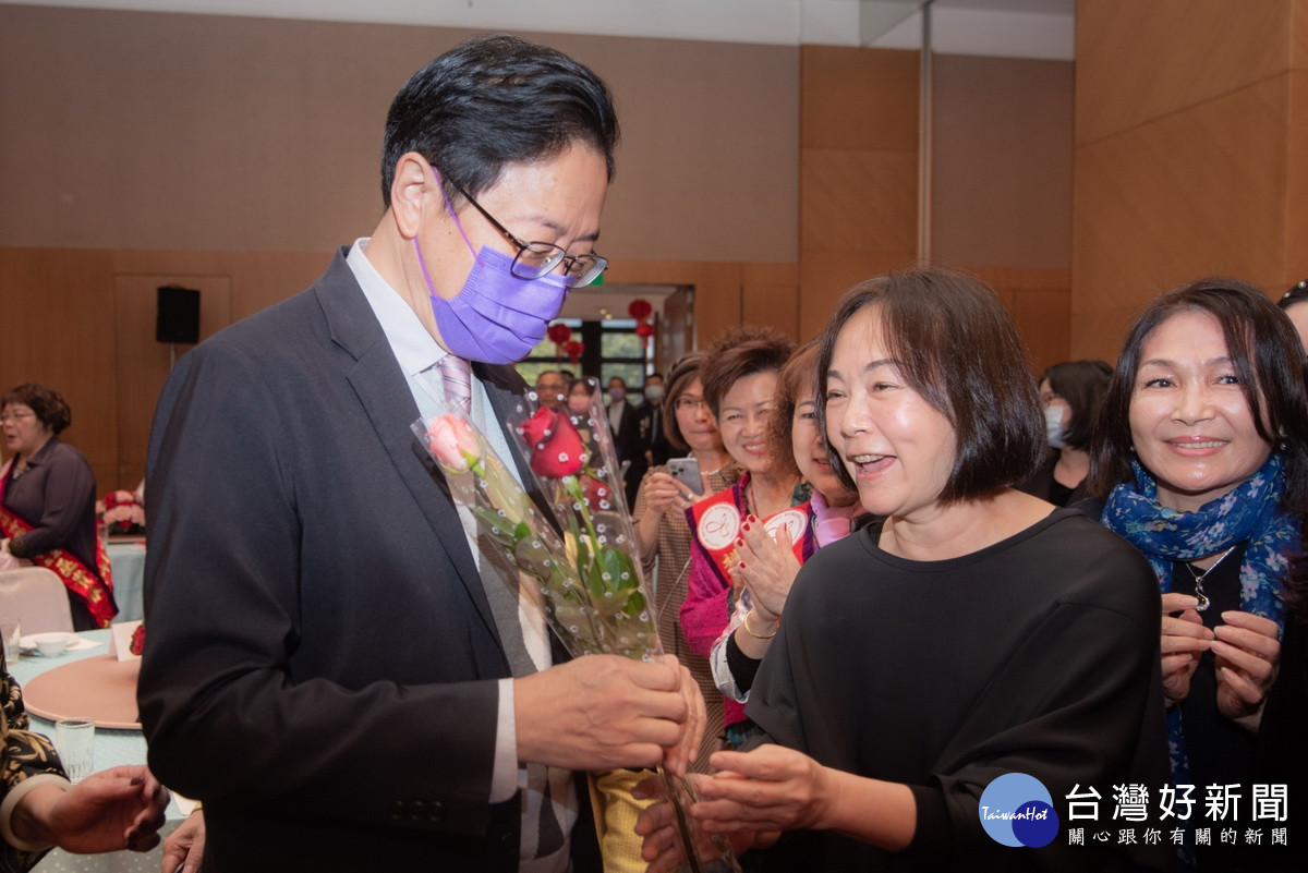 「桃園市工商婦女協會」婦女朋友們致贈桃市長張善政玫瑰花。