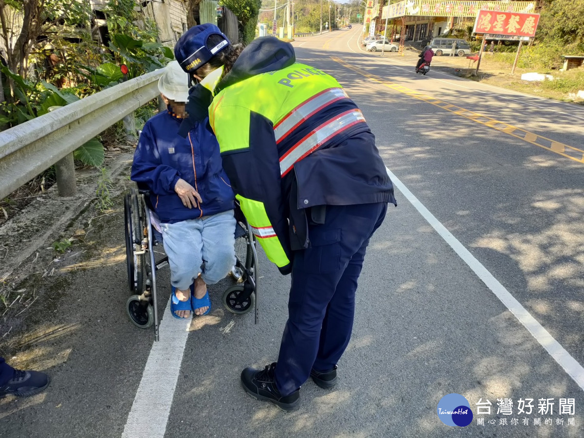 老翁思親偷溜出長照中心，獨自坐輪椅停路旁，暖警協查身分並平安送返。