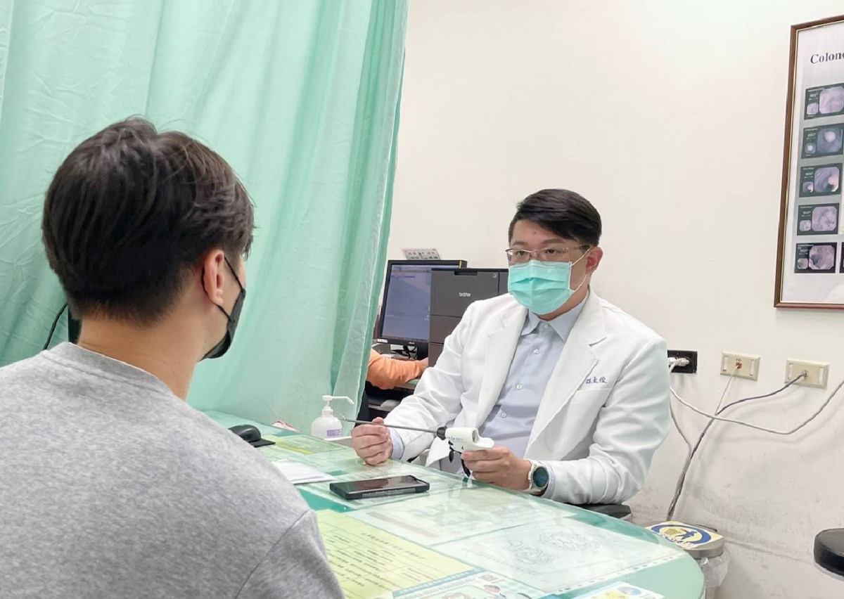 台北馬偕紀念醫院大腸直腸外科主治醫師孫文俊為民眾說明痔瘡手術，圖非當事人。