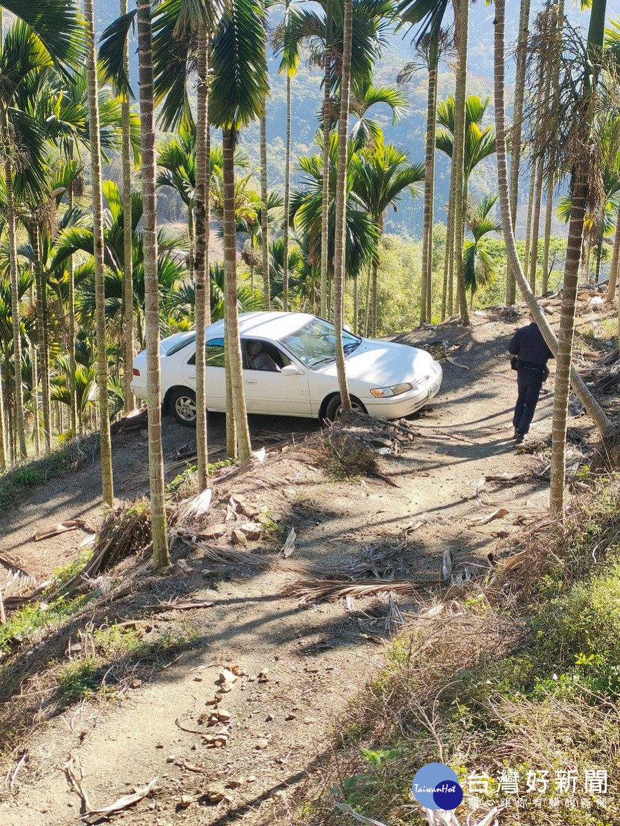 導航惹的禍 ，男子駕車誤入搬運車通行的產業道路，受困半山腰。