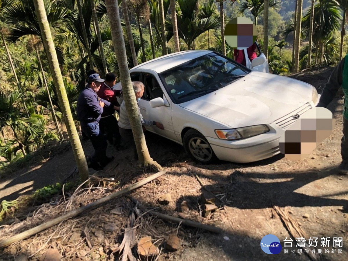 警方及熱心村民協助下，將車抬離受困地點