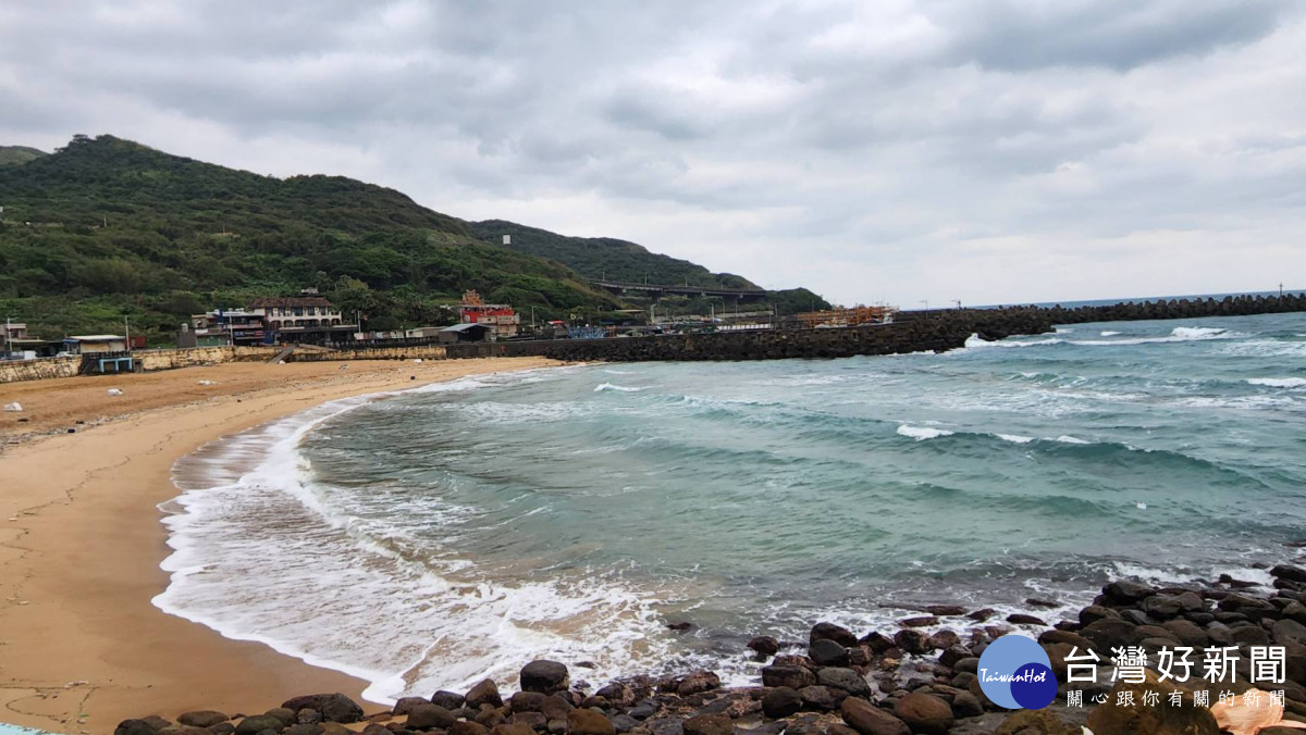 大武崙沙灘出現紅海　謝國樑釋疑：海大研究生進行研究，加強程序管理及宣導