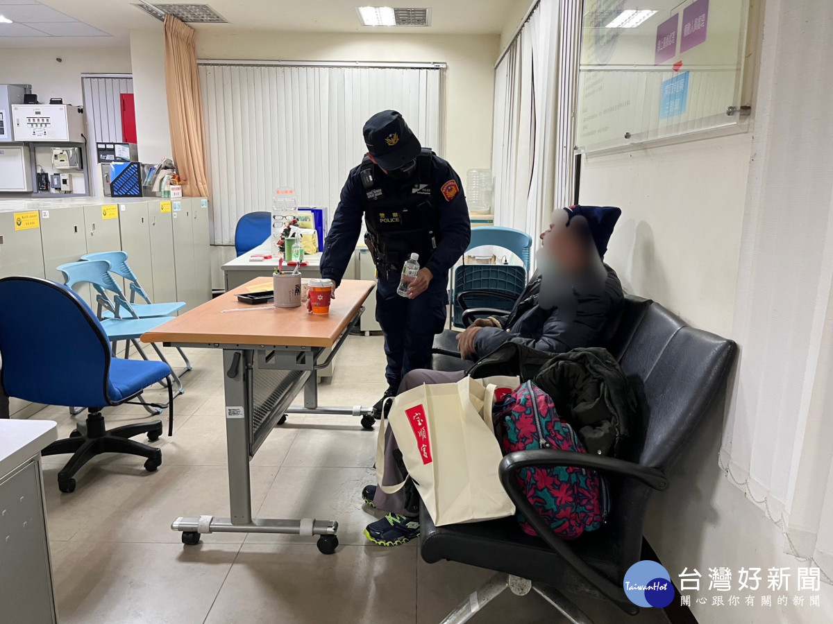 八旬海大生老翁返家迷路，學弟員警助返家。<br />
<br />
