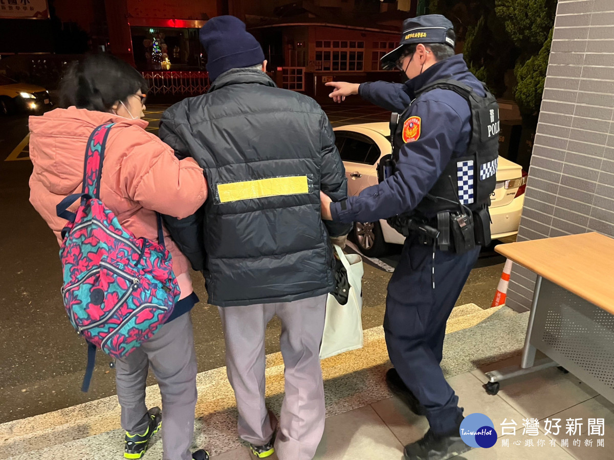 八旬海大生老翁返家迷路，學弟員警助返家。<br />
<br />
