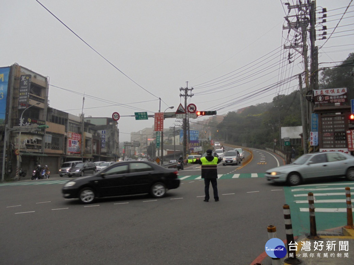 龍潭警察分局為因應元旦連續假期，針對轄區易壅塞路段研擬規劃交通疏導作為。