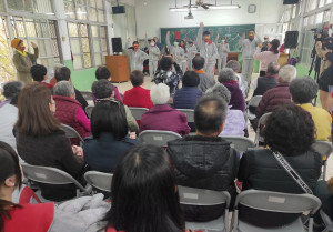 五育高中同學到田家樂社區與長輩提前迎新年共跳樂活健康操。（五育提供）