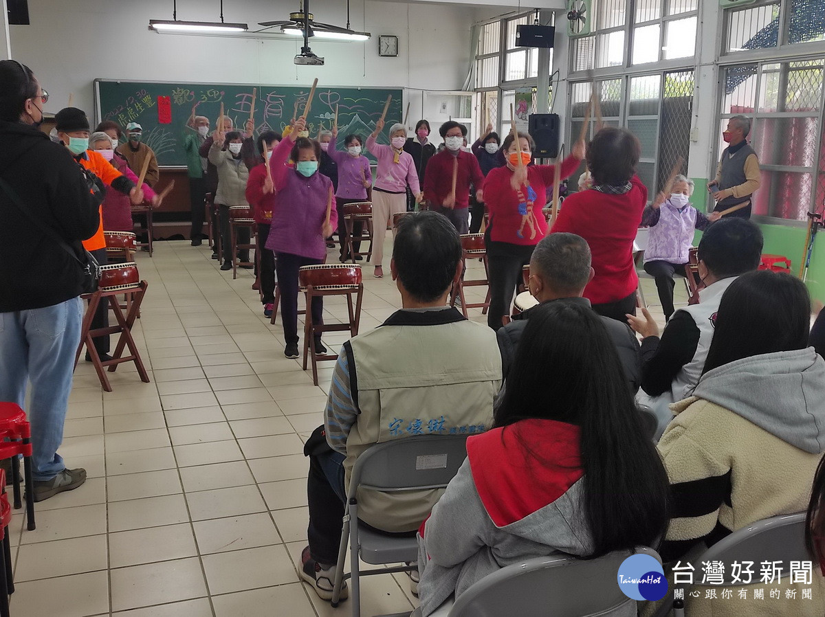 阿公阿嬤以太鼓歡迎。（五育提供）