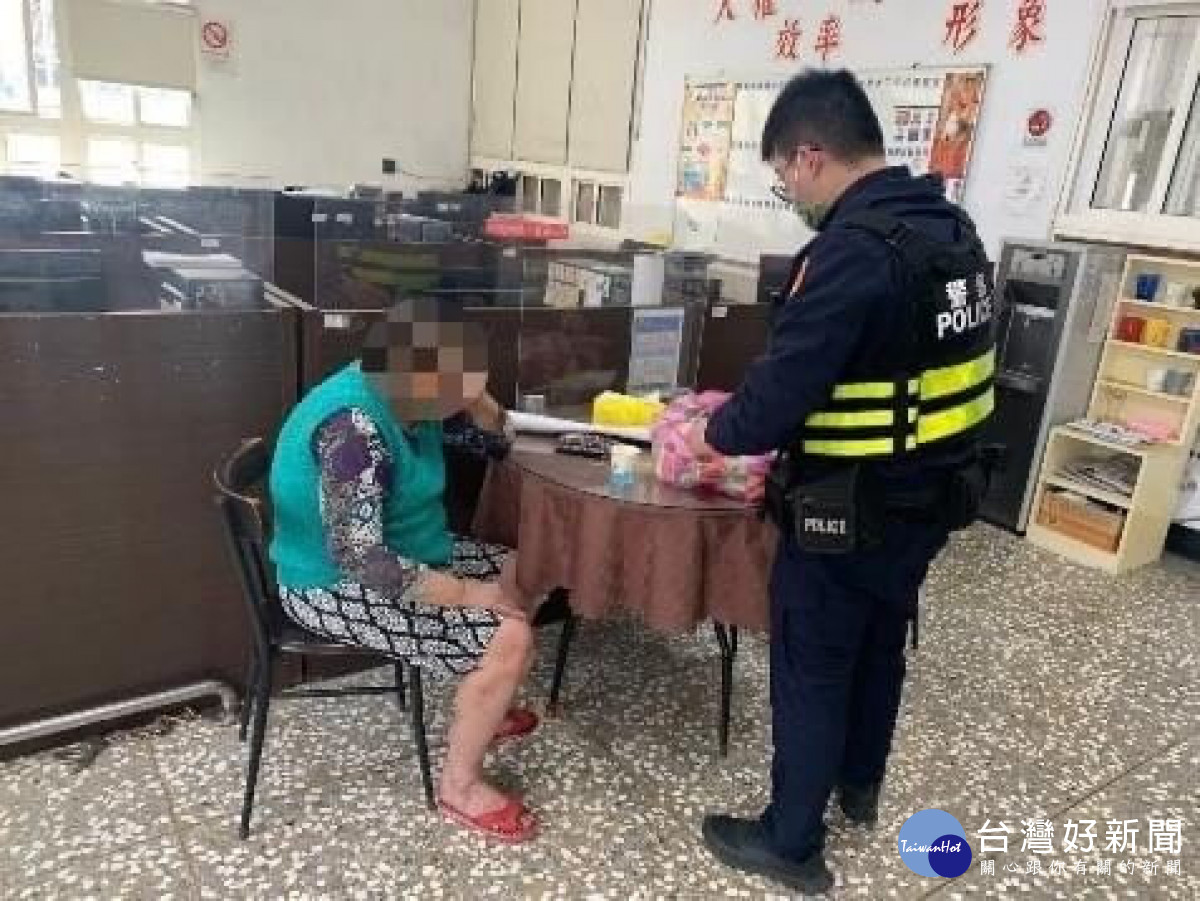 雨中8旬迷失老婦茫然無助　熱心民眾與暖警即時伸援助返家