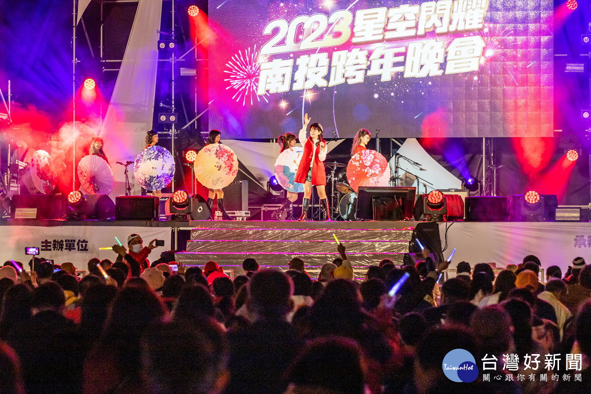 跨世代歌手與樂團接續演出。（記者扶小萍攝）
