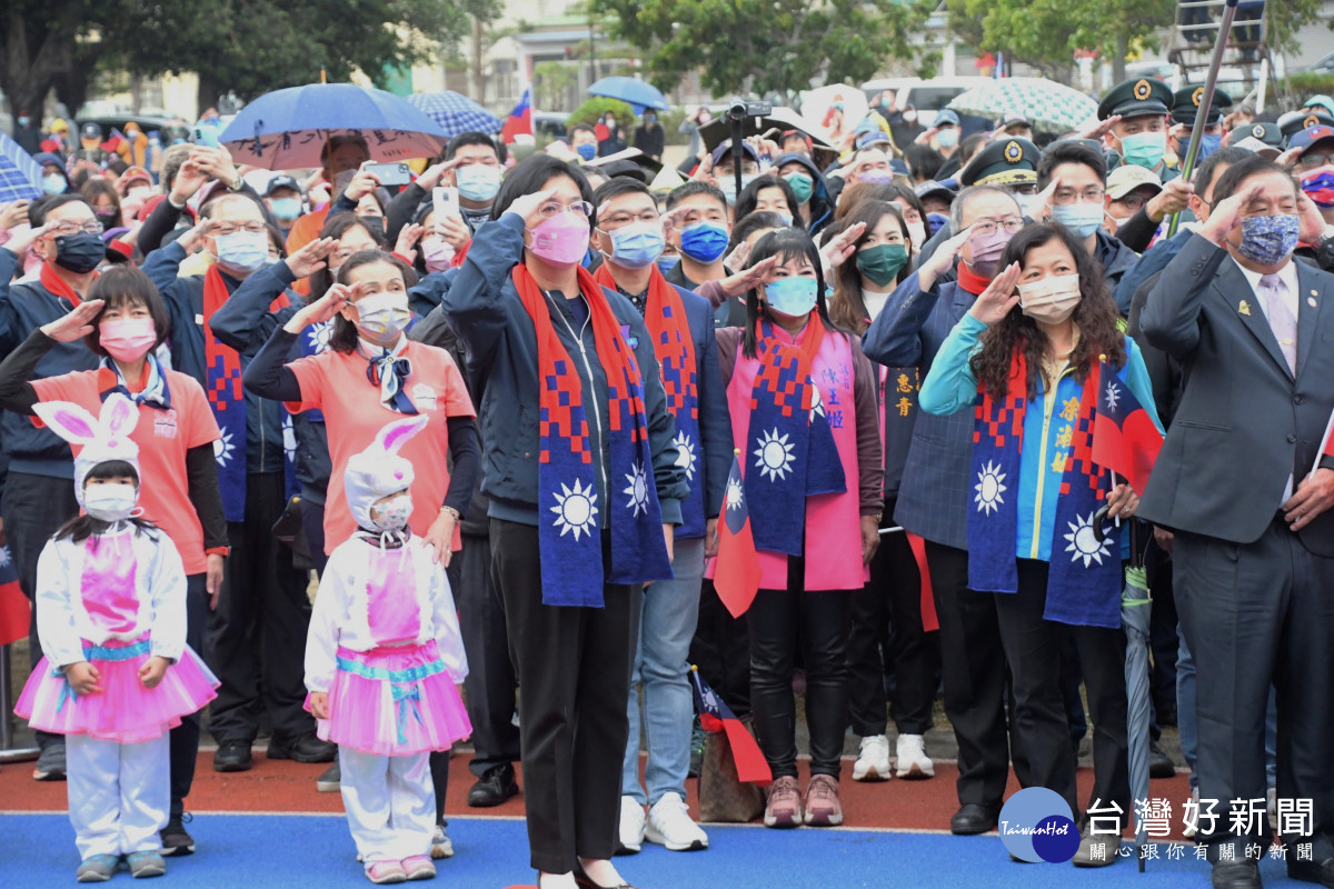 彰化縣112年元旦升旗典禮，由彰化縣長王惠美帶領各界代表，二千多位鄉親戴著國旗圍巾一起升旗。圖／彰化縣政府提供