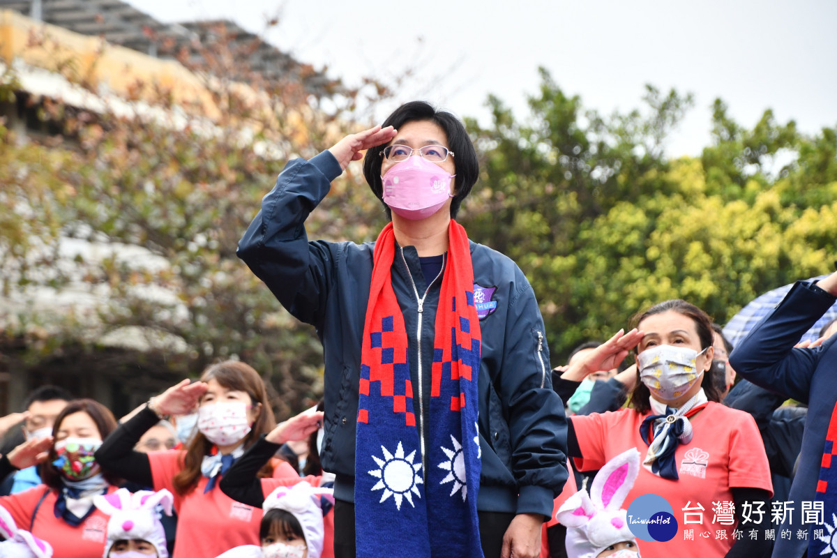 彰化縣112年元旦升旗典禮，由彰化縣長王惠美帶領各界代表，二千多位鄉親戴著國旗圍巾一起升旗。圖／彰化縣政府提供