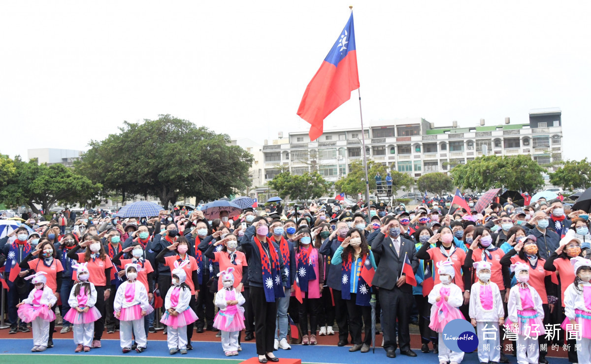 彰化縣112年元旦升旗典禮，由彰化縣長王惠美帶領各界代表，二千多位鄉親戴著國旗圍巾一起升旗。圖／彰化縣政府提供