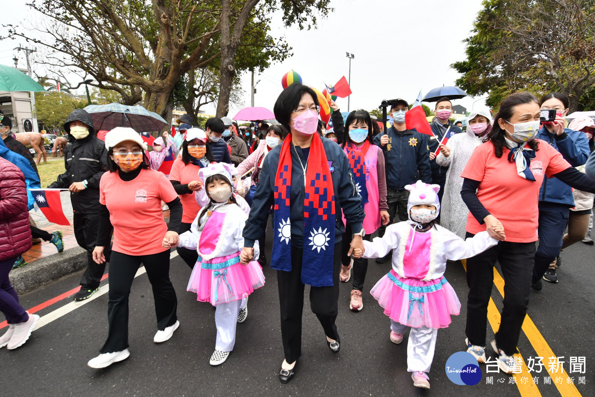 彰化縣112年元旦升旗典禮後，彰化縣長王惠美與鄉親戴著國旗圍巾一起健行活動。圖／彰化縣政府提供