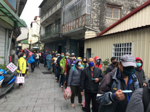 紫南宮元旦發送錢母，有不少民眾12月28日就來等候。（記者扶小萍攝）