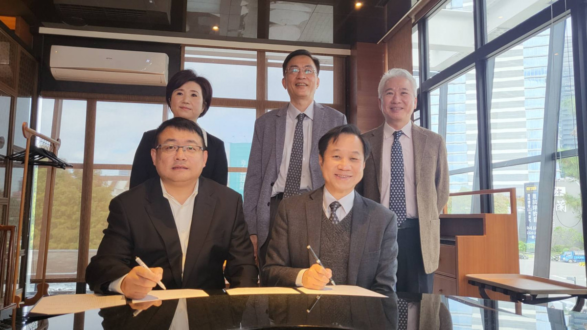 東海大學校長張國恩(前右)與溫十八創辦人暨董事長陳冠志(前左)簽訂產學合作。