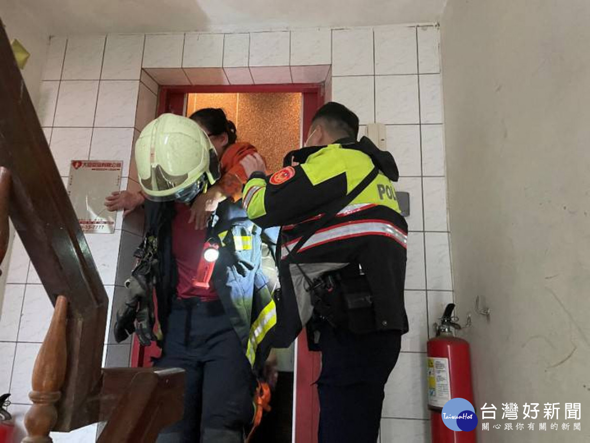 電梯故障婦人受困20分鐘，警、消合力救援。