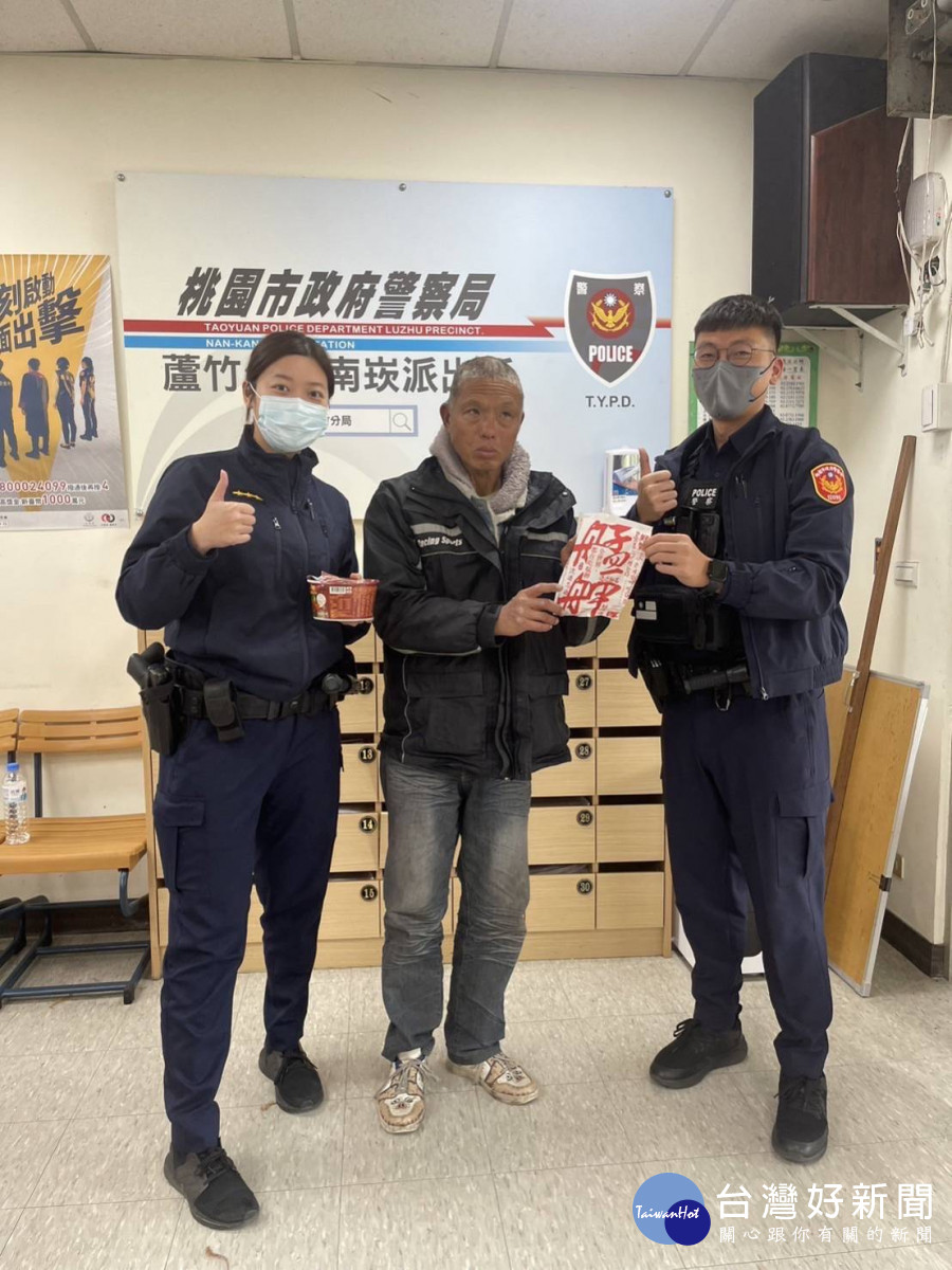 徒步自助旅遊,男子盤纏用盡累癱路旁,員警急難救助。
