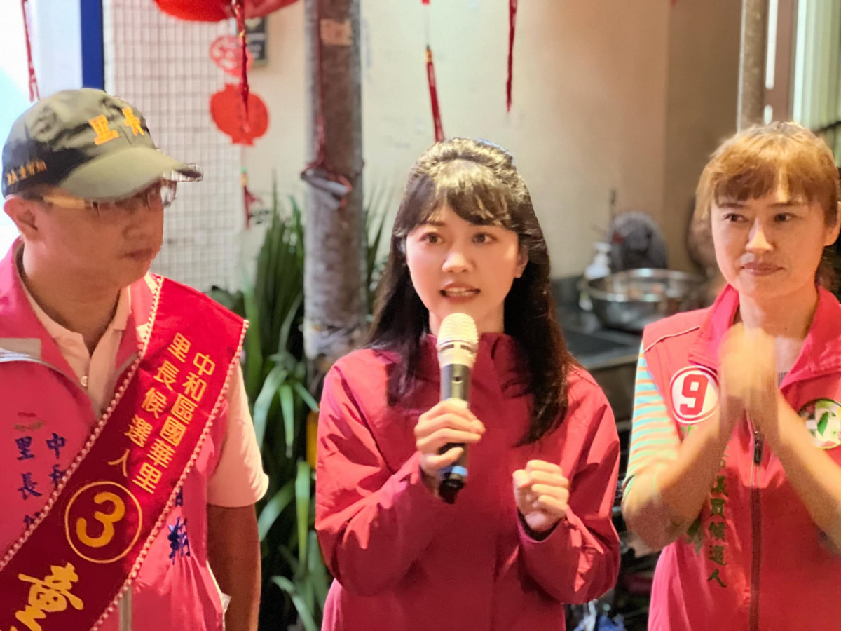 民進黨籍立法委員高嘉瑜(中間者)(圖/資料照片,圖源:高嘉瑜Facebook)