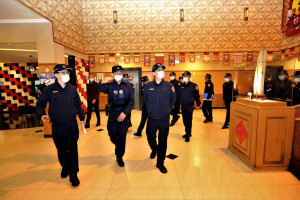 嘉義市警局昨（3）日深夜執行署頒「全國性擴大臨檢專案勤務」，針對治安熱區實施封閉式臨檢掃蕩勤務／警方提供