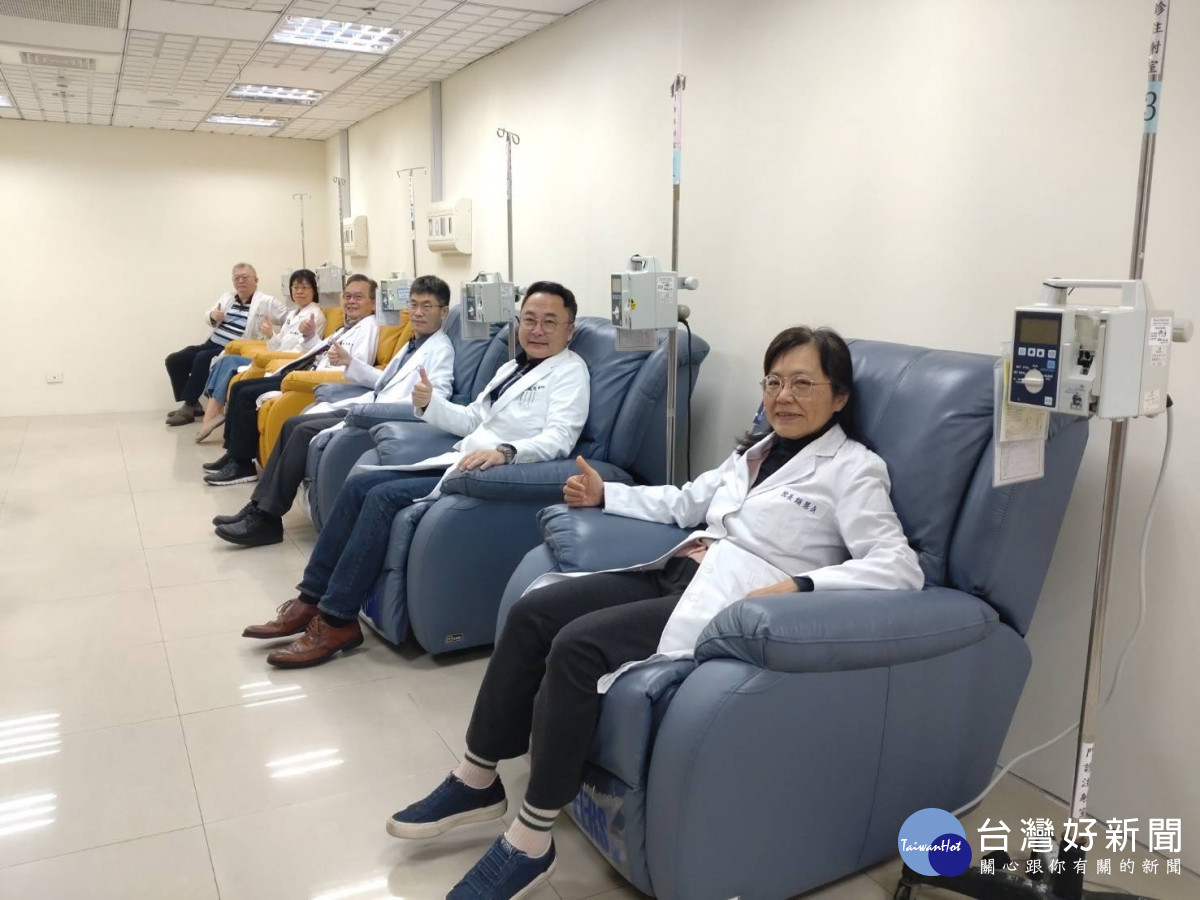 原醫院院長賴慧貞帶領醫療團隊主管試座電動沙發椅。
